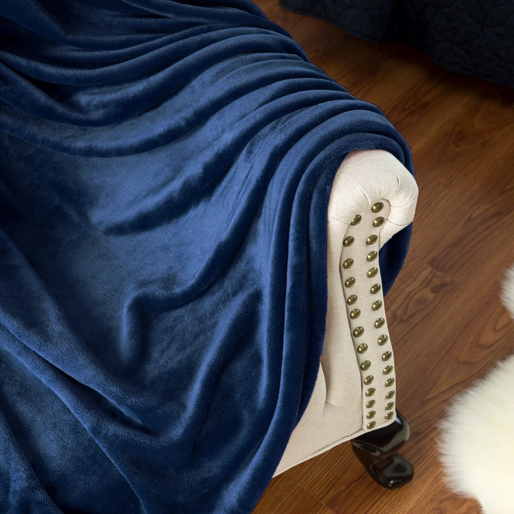 Blanket: 230GSM Coral Fleece Blanket - Soft Warm Bedspread Cover